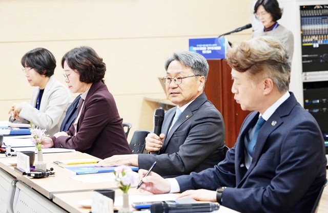 강기정 광주광역시장이 지난해 11월10일 서구 치평동 행정복지센터에서 열린 ‘의료요양 통합돌봄·광주다움 통합돌봄 현장간담회’에 윤호중 행정안전부 장관 등과 함께 참석해  광주시 통합돌봄 정책과 체계  등을 공유하고, 5개 자치구의 현장의견을 청취하고 있다. /광주광역시 제공