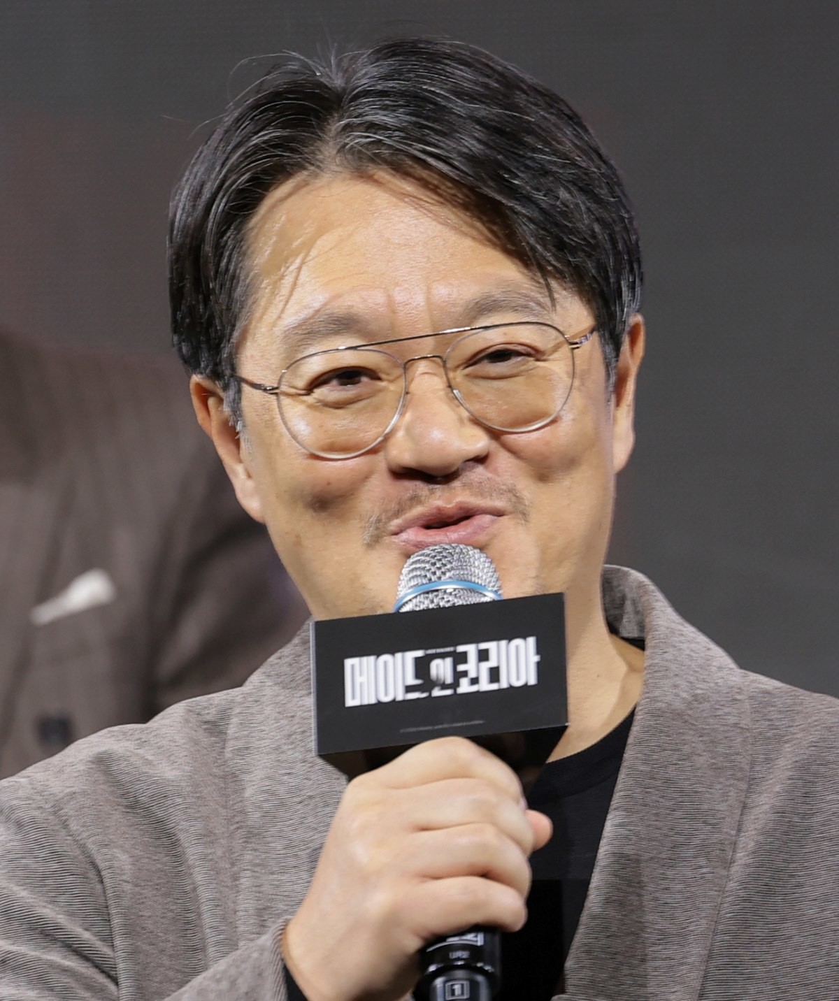 '메이드 인 코리아' 제작발표회 중 답변하는 우민호 감독 / 뉴스1