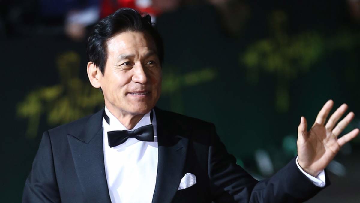 배우 안성기가 5일 별세했다. 향년 74세. 사진은 지난 2012년 서울 여의도 KBS홀에서 열린 제49회 대종상 영화제에서 레드카펫을 걸으며 인사하고 있다.  / 연합뉴스