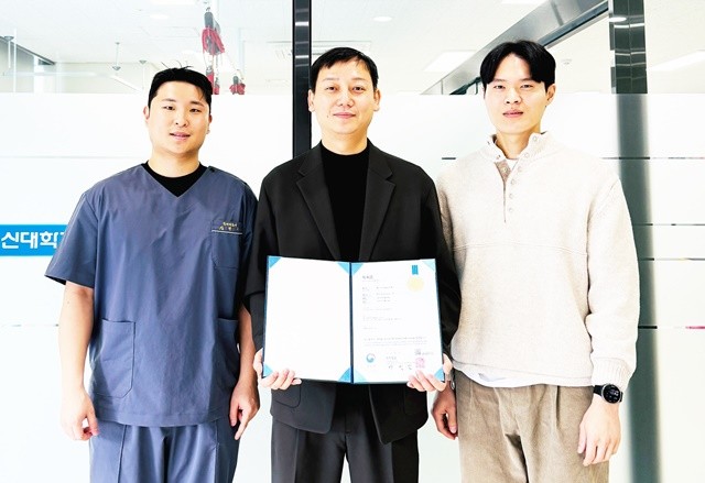 왼쪽부터 창업동아리 김민우(물리치료학과 25년 졸업, 동신대 나주한방병원 재직), 응급구조학과 학과장 김세훈 교수, 자문 및 가족회사 김세훈 대표(전주키움운동센터)