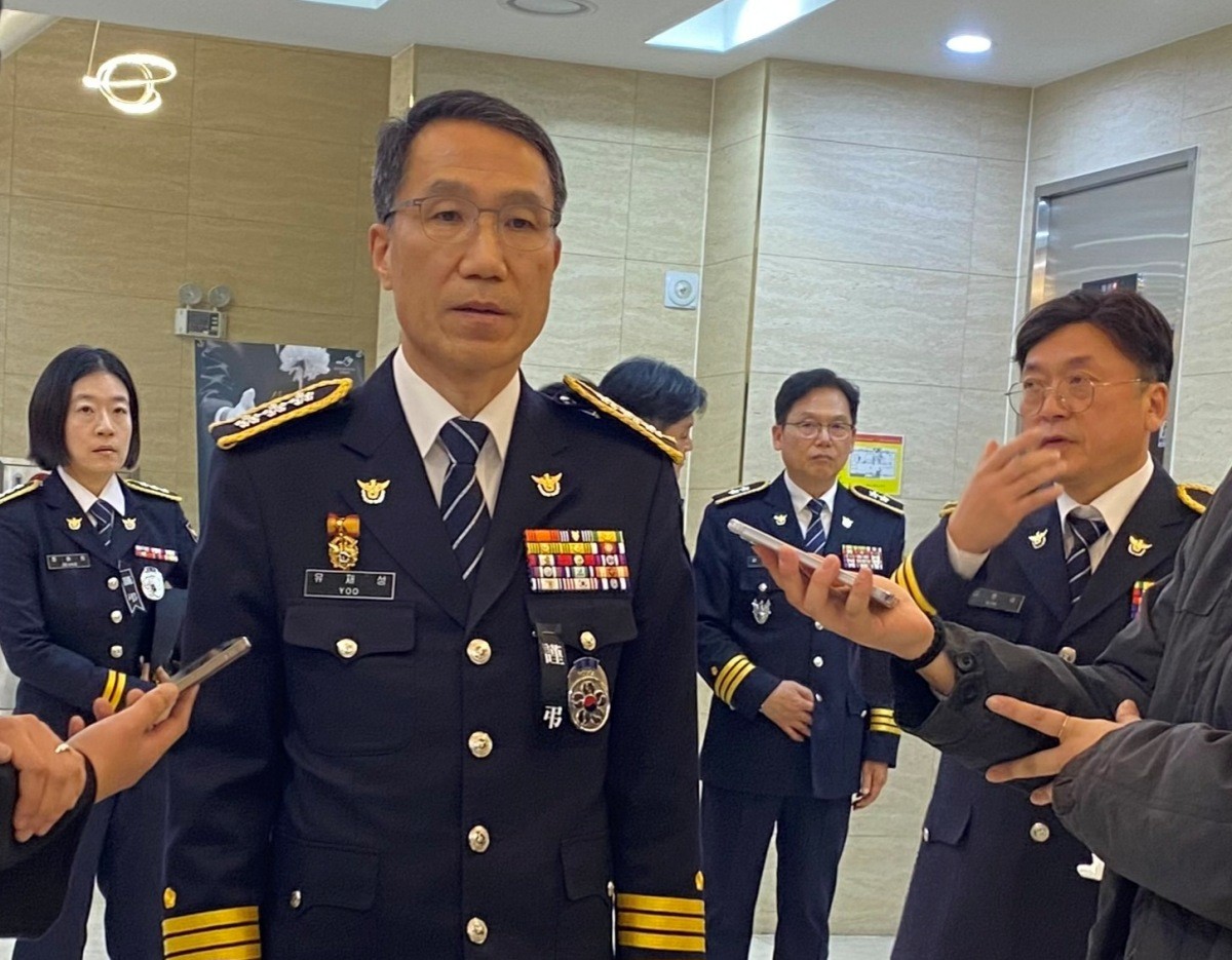 유재성 경찰청 직무대행이 고 이승철 경감 장례식에서 기자들의 질문에 답하고 있다. / 뉴스1