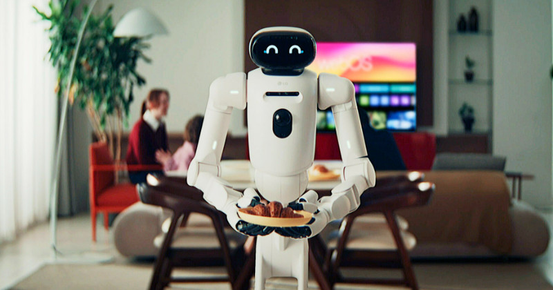 LG 클로이드가 거주자 위한 식사로 크루아상을 준비하는 모습 / LG전자 뉴스룸