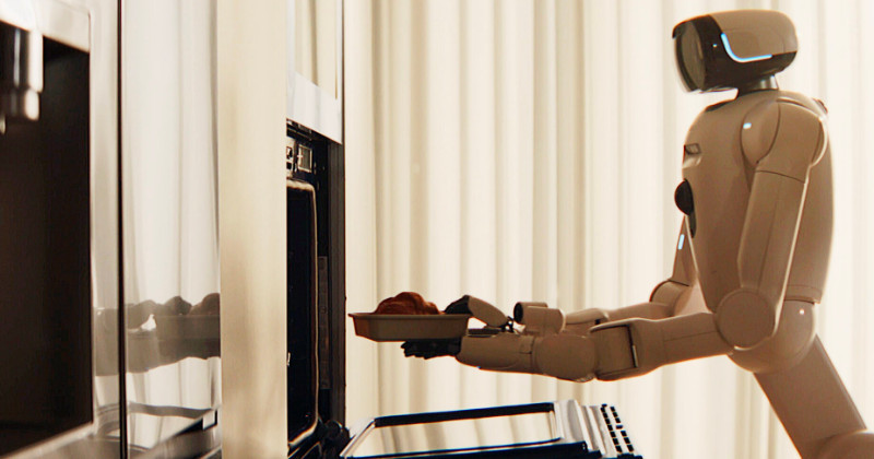 LG 클로이드가 크루아상을 오븐에 넣으며 식사를 준비하는 모습 / LG전자 뉴스룸