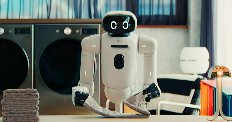 LG 클로이드가 세탁 완료된 수건을 개켜 정리하는 모습 / LG전자 뉴스룸