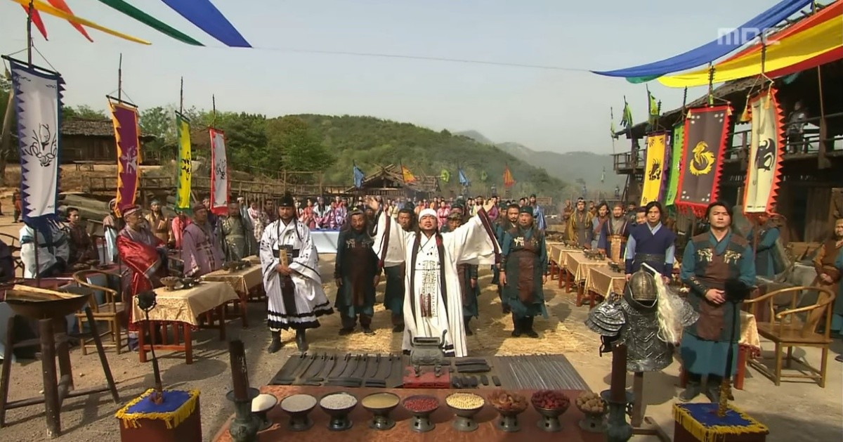 마산 해양드라마세트장에서 촬영된 드라마 '김수로' 속 한 장면. / 유튜브 '옛드 : MBC 옛날 드라마'