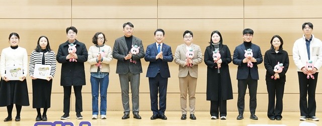 김영록 전라남도지사가 5일 도청 왕인실에서 열린 2026년 병오년(丙午年) 시무식에서 말띠 직원 및 출산예정 직원에게 축하선물을 증정한 뒤 기념촬영을 하고 있다.
