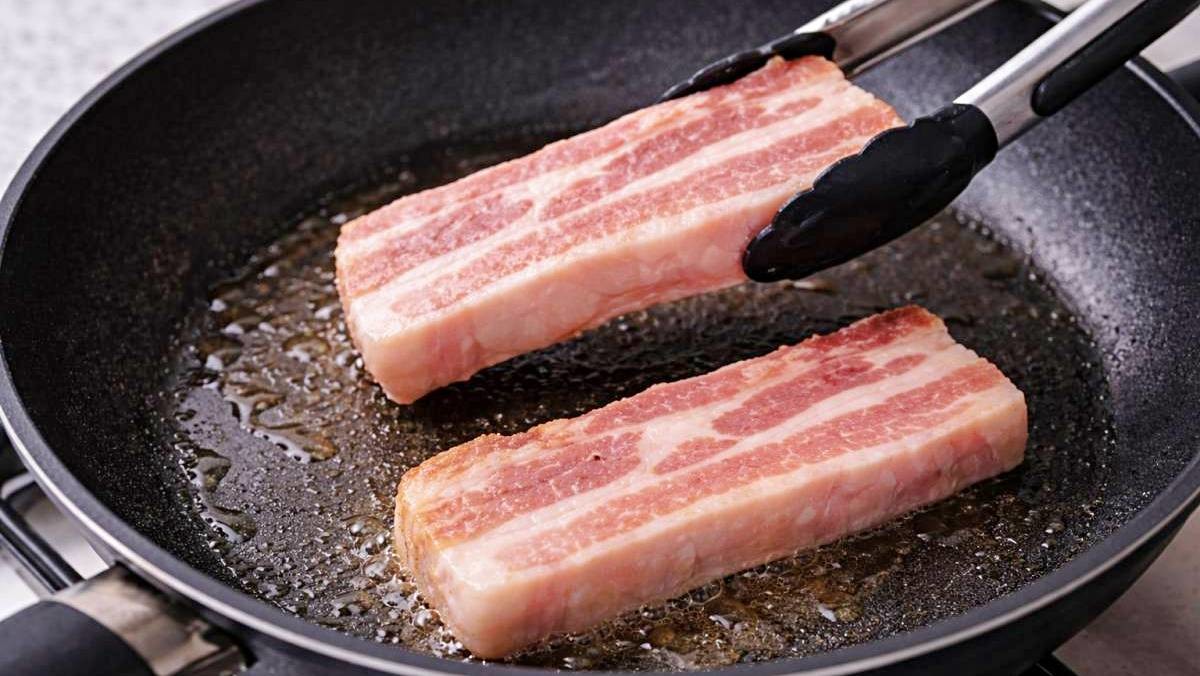 '삼겹살 제발 팬 위에 바로 굽지 마세요…고깃집 사장님도 놀라는 더 쉬운 방법은?!' 기사 내용 토대로 AI툴 활용해 제작한 자료사진.