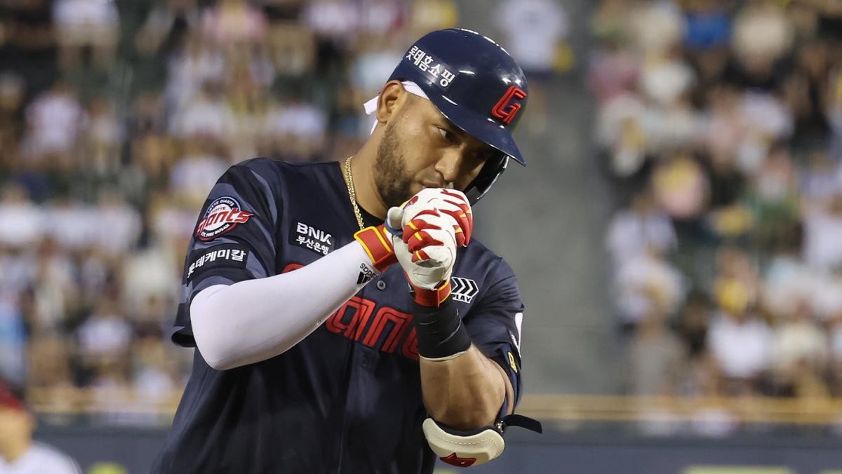 지난해 8월 20일 서울 송파구 잠실야구장에서 열린 프로야구 '2025 신한 SOL 뱅크 KBO리그' 롯데 자이언츠 대 LG 트윈스 경기. 레이예스가 쓰리런을 친 뒤 베이스를 돌고 있는 모습. / 뉴스1