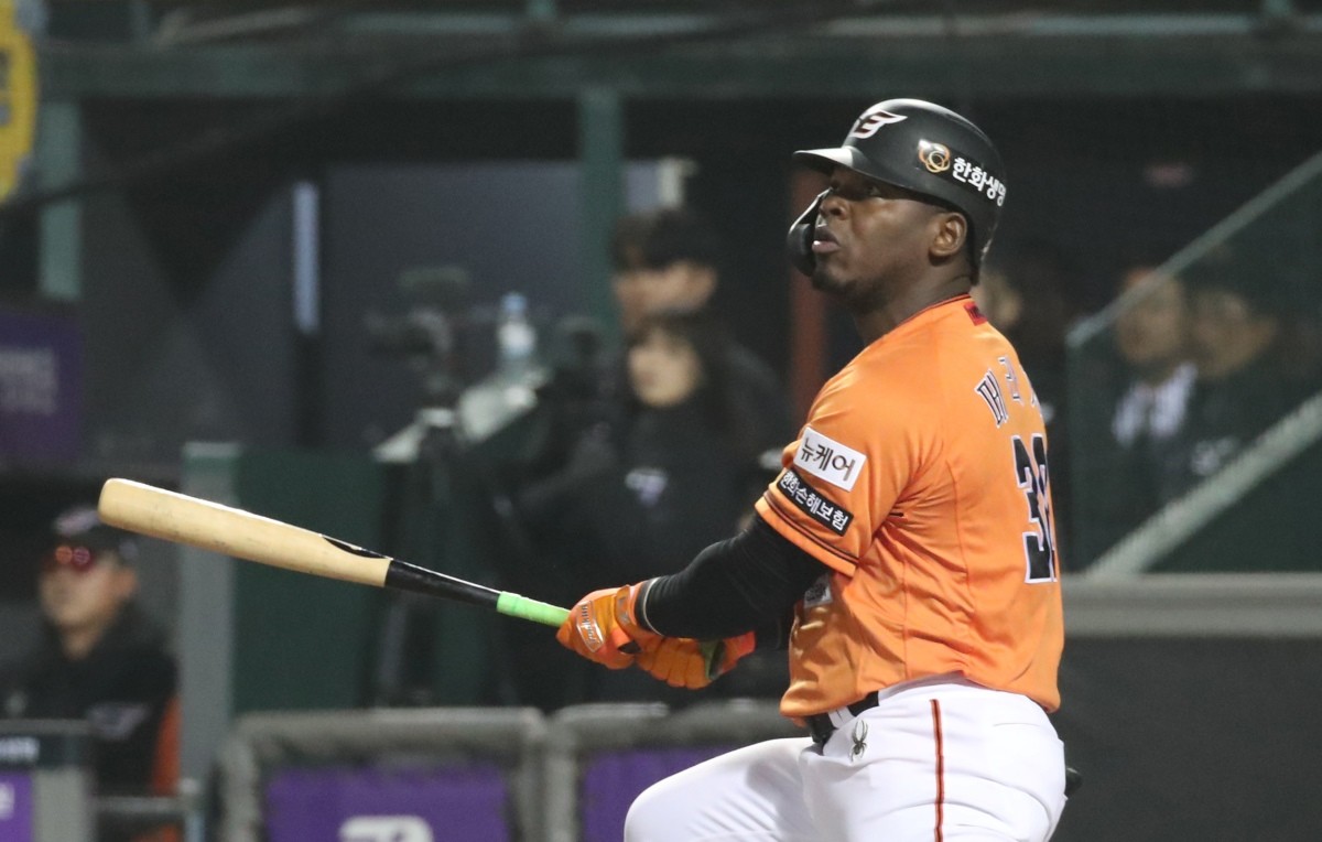 대전 중구 한화생명 이글스파크에서 열린 '2024 신한 SOL 뱅크 KBO리그' KT 위즈와 한화 이글스 경기에서 페라자가 2루타를 치고 있다.  / 뉴스1