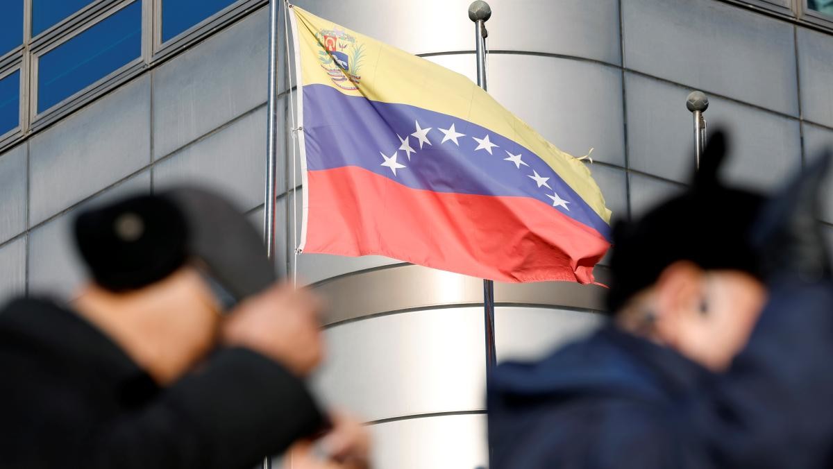 서울 종로구 세종대로 주한 베네수엘라 대사관이 입주한 건물 앞에 베네수엘라 국기가 바람에 휘날리고 있다. / 뉴스1