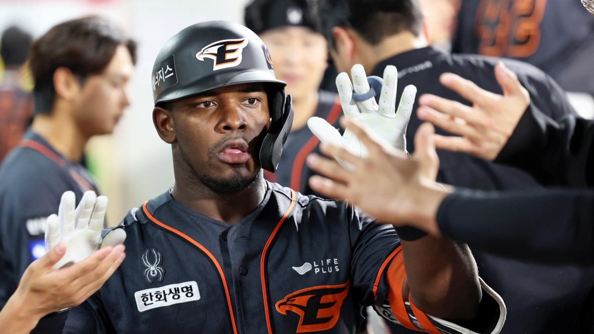 2024년 광주기아챔피언스필드에서 열린 프로야구 한화 이글스와 KIA 타이거즈의 경기에서 한화 페라자가 솔로홈런을 치고 홈인한 뒤 동료와 하이파이브 하고 있다. / 연합뉴스