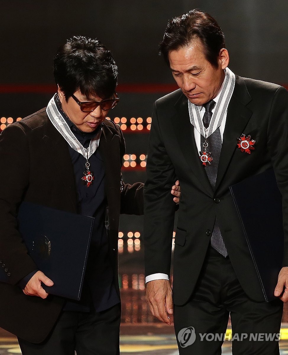 '2013 대한민국 대중문화예술상' 시상식 무대에 함께 선 조용필과 안성기 / 연합뉴스