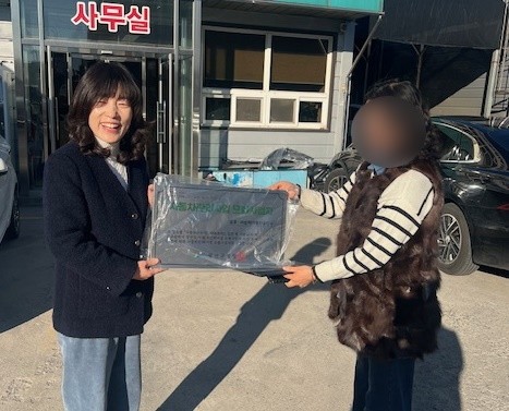 광산구가 자동차관리사업 모범사업자로 선정된 10개 업체에 지정증과 표지판을 전달했다.