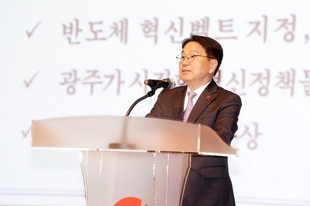 강기정 광주광역시장이 5일 시청 대회의실에서 열린 올해 첫 정례조회에 참석해 광주·전남 행정통합을 포함한 올해 시정 방향을 설명하고 있다./ 광주광역시 제공