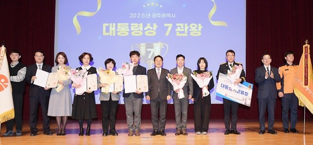 강기정 광주광역시장이 5일 시청 대회의실에서 열린 올해 첫 정례조회에 참석해 2025년 대통령상 표창 등 행정혁신성과를 거둔 공직자들에게 표창을 전수한 뒤 기념촬영을 하고 있다. /광주광역시 제공