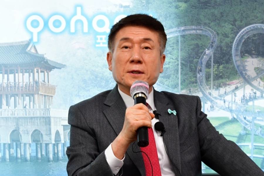 5일 오후 포항시청 브리핑룸에서 언론간담회를 갖는 이강덕 시장/뉴스1