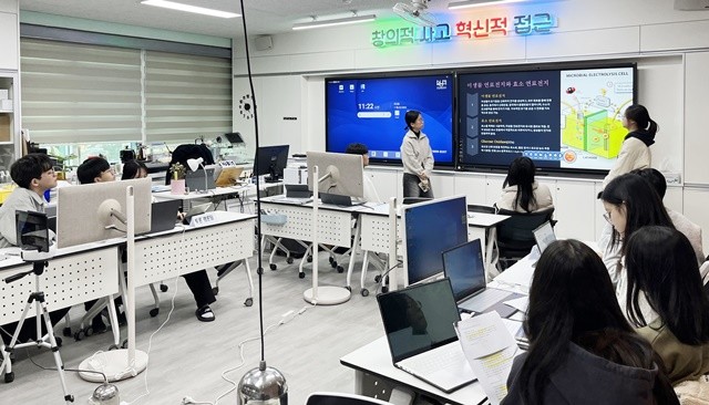 광주대성여자고등학교(이하 대성여고) 1~3학년 학생 11명으로 구성된 ‘창의력 향상!’ 팀이 ‘2025년 AI·융합교육 콘퍼런스 성과발표회’ 융합형 연구과제(STEAM 클럽) 부문에서 최고상인 교육부장관상을 수상했다. /광주시교육청 제공