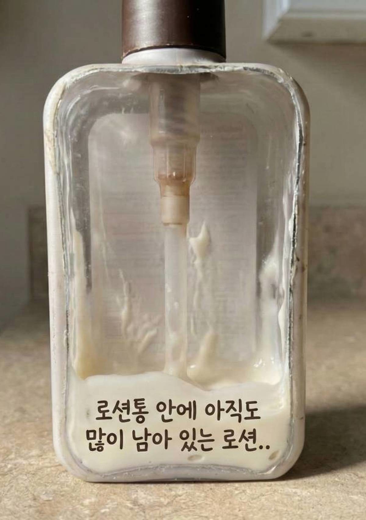 '펌프질해도 잘 안 나오는 로션' 기사 내용을 바탕으로 제작한 자료사진.