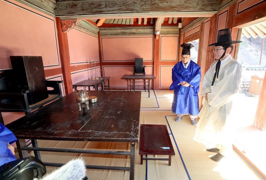 도산서원을 방문한 이철우 지사가 퇴계선생의 위패를 모신 상덕사에 알묘(참배를 올림)하고 있다/경북도