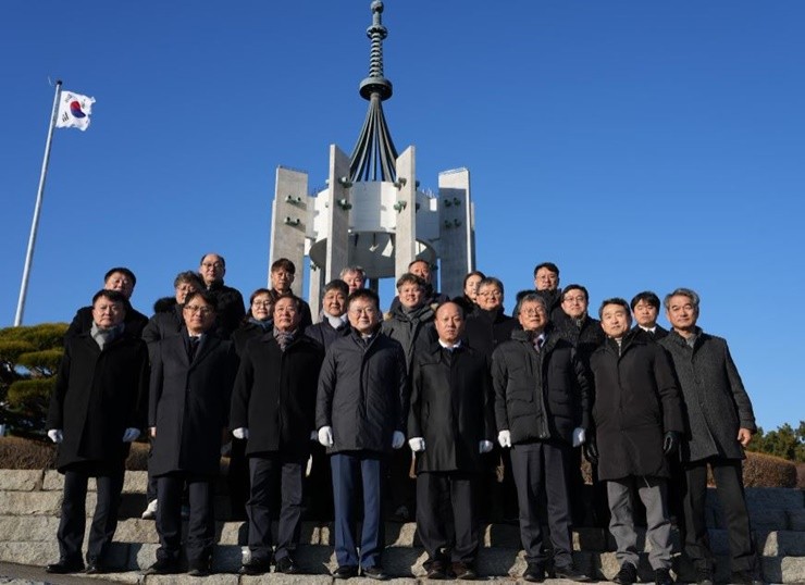 부산시설공단(이사장 이성림)은 2025년 병오(丙午)년 새해를 맞아 지난 2일(금) 공단이 관리하고 있는 중앙공원 충혼탑에서 신년 참배행사를 개최했다. / 사진제공=부산시설공단