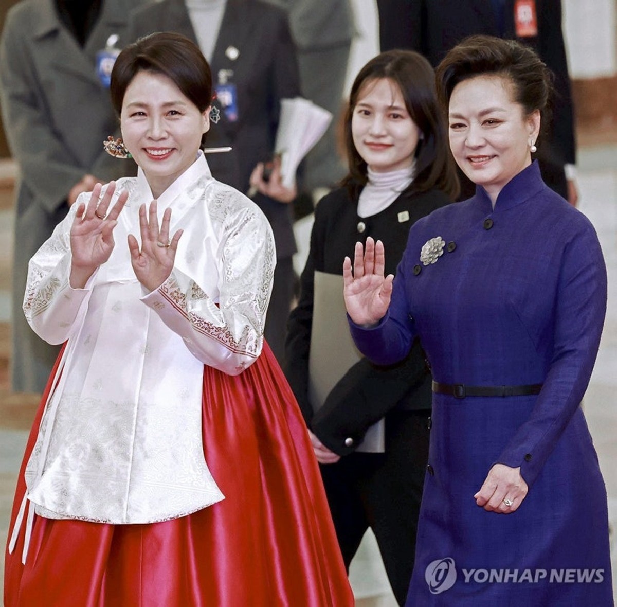 이재명 대통령과 함께 중국을 국빈방문한 김혜경 여사가 5일 베이징 인민대회당에서 열린 이재명 대통령 공식 환영식이 끝난 뒤 중국 펑리위안 여사와 함께 어린이들을 향해 손을 흔들고 있다. 김혜경 여사와 펑리위안 여사가 만난 것은 이번이 처음이다. 김혜경 여사를 맞이한 펑리위안 여사는 '(경주에서) 이재명 대통령님이 시진핑 주석님을 위해 아주 성대한 환영식을 개최했다. 그때 여사님도 제게 안부 인사를 건네주셨다'라며 감사를 표했다. / 연합뉴스