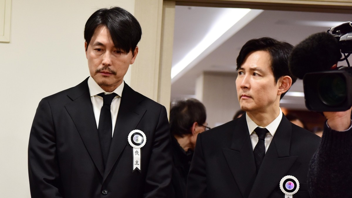 배우 정우성과 이정재가 5일 서울 서초구 서울성모병원 장례식장에 마련된 배우 안성기의 빈소에서 조문객을 맞이하고 있다. / 뉴스1