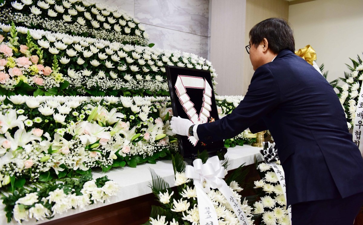 최휘영 문화체육관광부 장관이 지난 5일 서울 서초구 서울성모병원 장례식장에 마련된 배우 안성기의 빈소에 금관문화훈장을 전달하고 있다. / 뉴스1