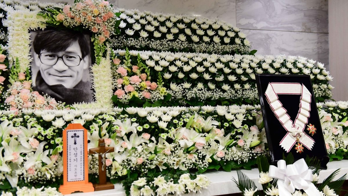 5일 서울 서초구 서울성모병원 장례식장에 마련된 배우 안성기의 빈소에 금관문화훈장이 놓여있다. / 뉴스1