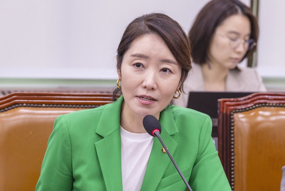 강선우 의원 자료 사진. 경찰이 강선우 무소속 의원의 전직 보좌관 A 씨를 6일 피의자 신분으로 소환했다. A 씨는 김경 서울시의원 측으로부터 공천헌금 1억 원을 받아 보관했다고 지목된 인물이다.      / 연합뉴스