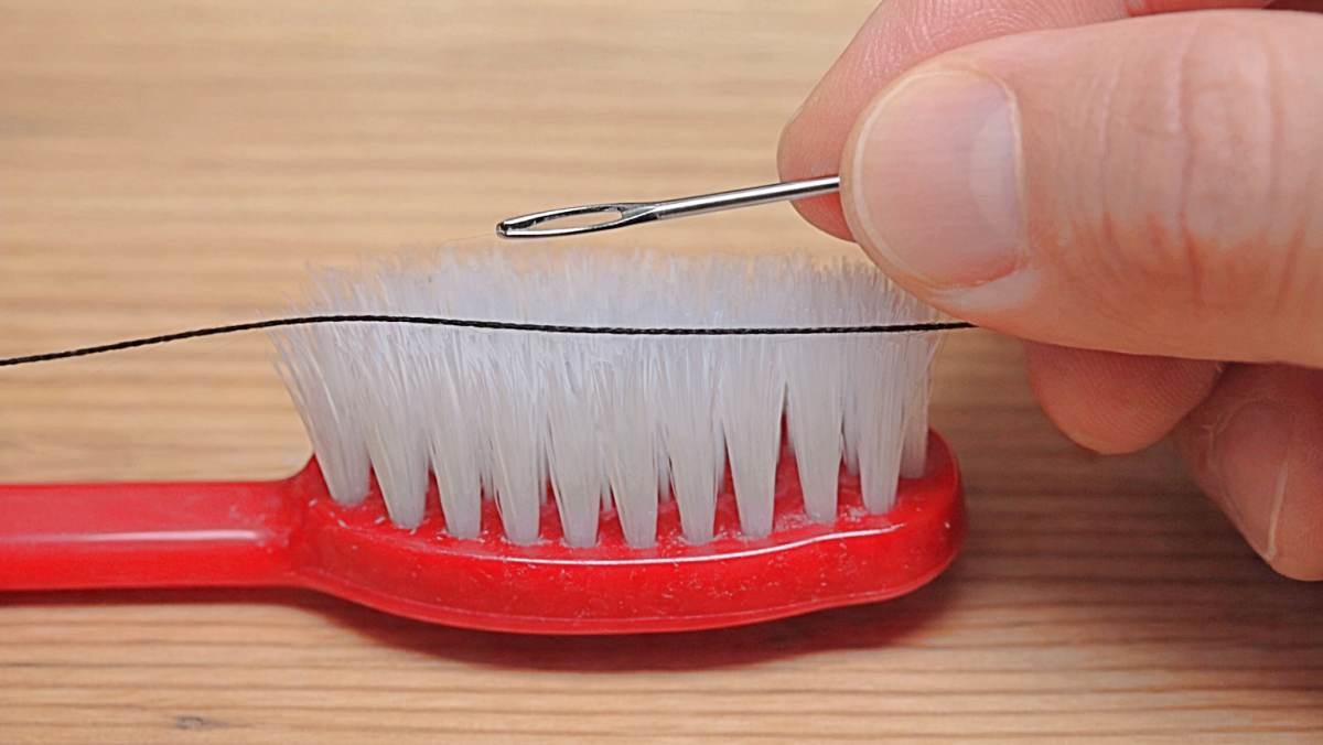 '칫솔에 실을 얹고 바늘을 갖다대 보세요…이 엄청난 걸 왜 이제 알았죠' 기사 내용을 바탕으로 제작한 자료사진.