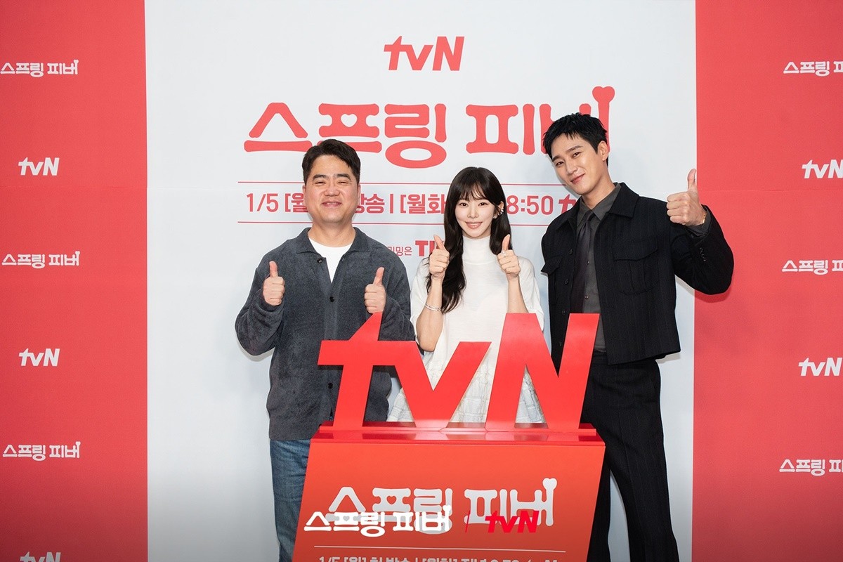 '스프링 피버' 제작발표회에 참석한 박원국 PD와 주연 배우 이주빈, 안보현 / tvN