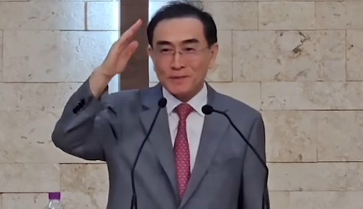 외부 강연 시작 전 '필승' 구호와 함께 거수경례하는 태영호 전 민주평통 사무처장. / 태영호TV