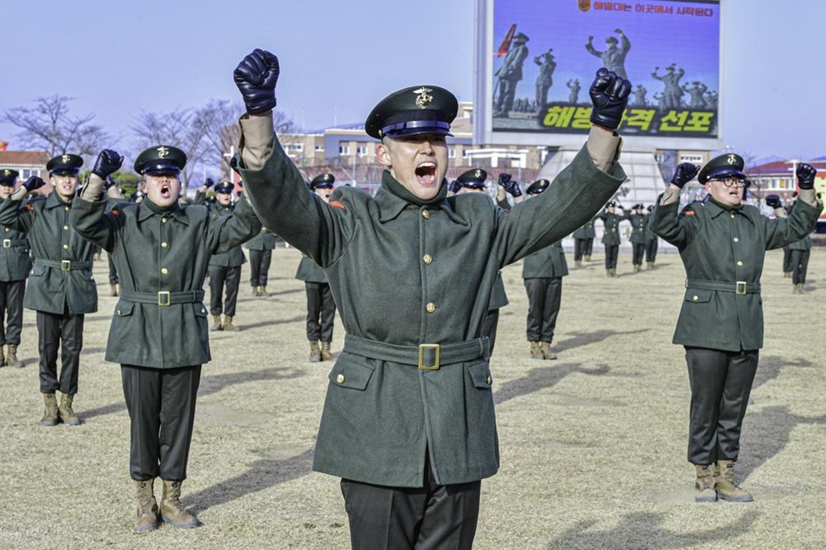 지난달 31일 경북 포항시 남구 해병대 교육훈련단 연병장에서 열린 올해 마지막 신병 수료식에서 해병 자격을 받은 신병들이 환호하고 있다. / 해병대교육훈련단