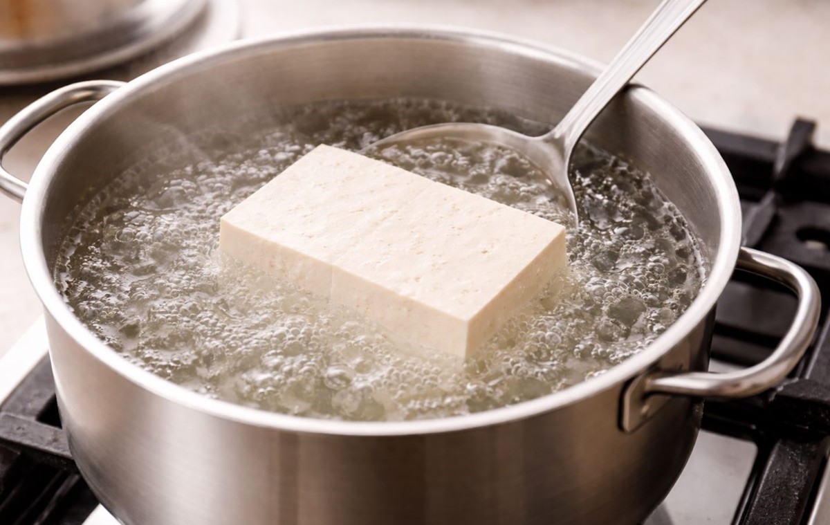 끓는 물에 두부를 데치는 모습. 기사 이해를 돕기 위해 AI를 활용해 제작한 자료 사진입니다.