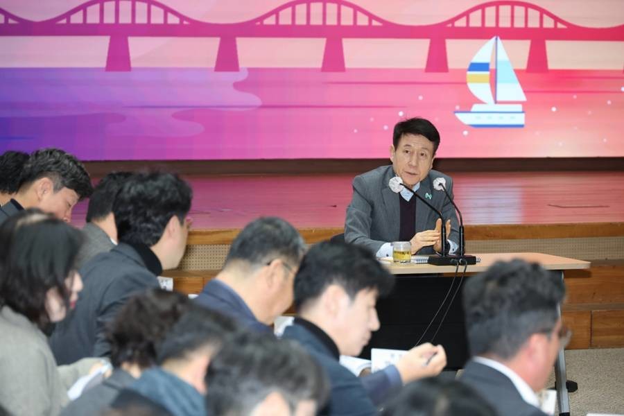 포항시는 6일 이강덕 시장 주재로 시청 대회의실에서 확대간부회의를 개최했다./포항시