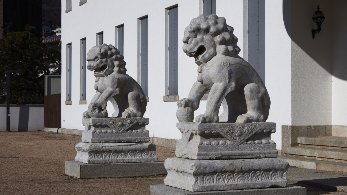 간송미술관 보화각 정문에 배치된 석사자상 한 쌍 / 국립중앙박물관 제공