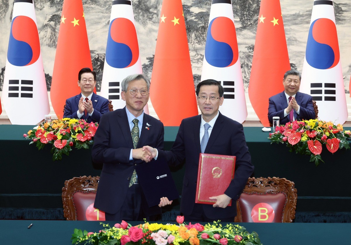 유홍준 국립중앙박물관장(왼쪽)과 라오취안 중국 국가문물국 국장이 5일 베이징 인민대회당에서 이재명 대통령과 시진핑 국가주석이 참석한 가운데 각각 중국 청대 석사자상 한 쌍 기증 증서를 작성한 뒤 기념촬영을 하고 있다. / 뉴스1