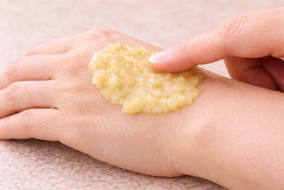 바나나와 바세린(바셀린)을 섞어 피부에 바르는 모습. 기사 이해를 돕기 위해 AI를 활용해 제작한 자료 사진입니다. 실제 모습과 다소 차이가 있을 수 있습니다.