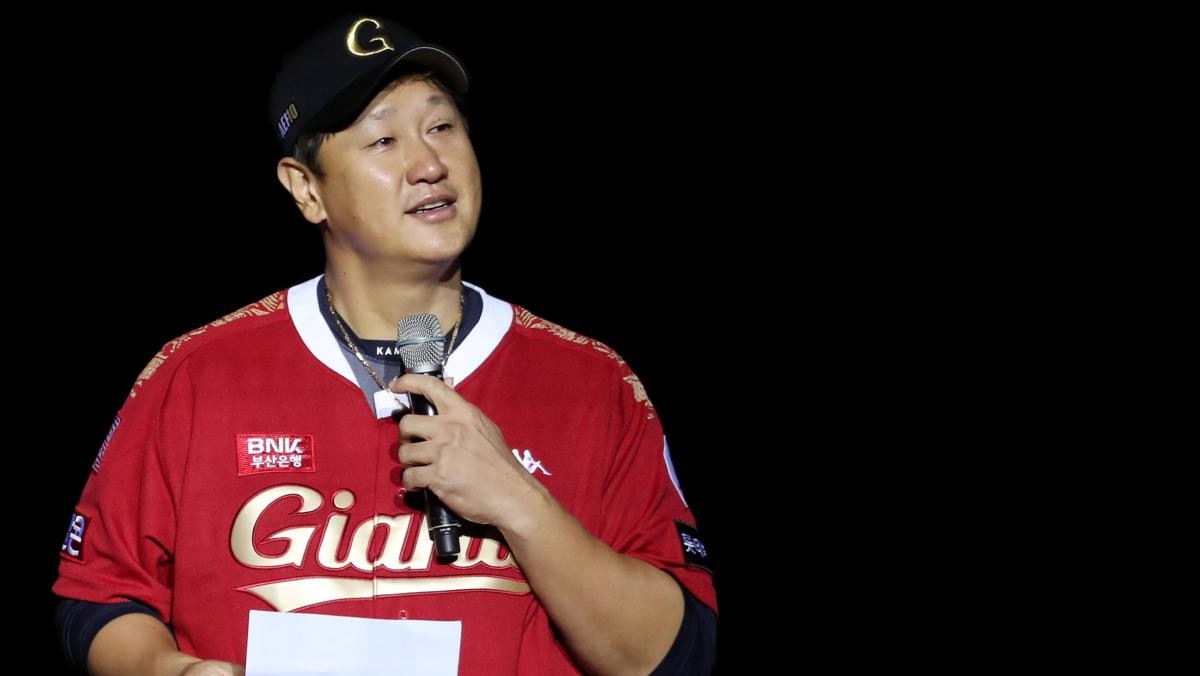 롯데 자이언츠 이대호가 부산 동래구 사직야구장에서 열린 프로야구 '2022 신한은행 SOL KBO리그' LG 트윈스와의 경기가 끝난 후 열린 은퇴식·영구결번식에서 고별사를 읽고 있다. / 뉴스1