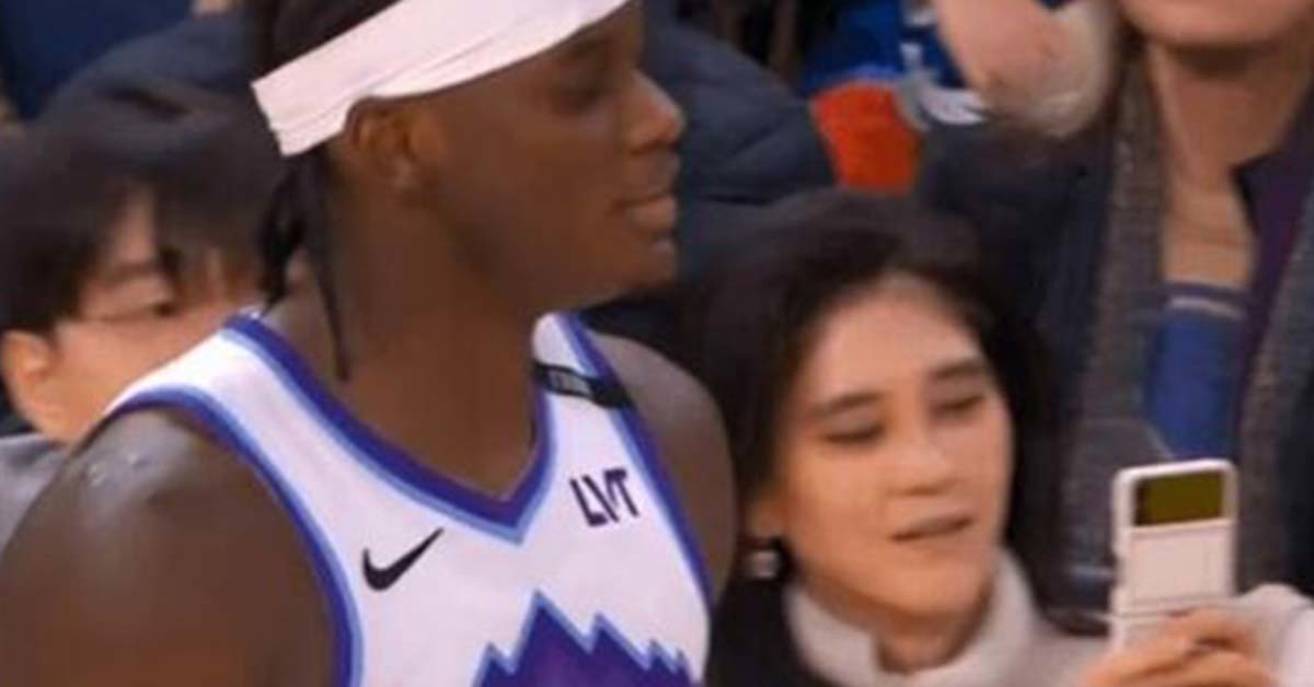 이부진 호텔신라 사장이 미국 NBA 경기장에서 들고 있던 휴대폰이 화제를 모으고 있다. / 쿠팡플레이 영상 캡처