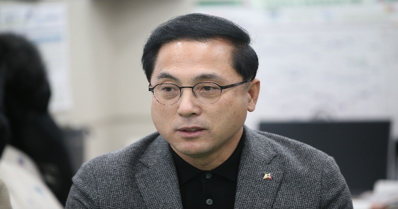 6일 박희조 대전 동구청장이 새해 인사차 기자실을 방문해 대전충남 통합과 관련한 견해를 밝히고 있다. / 사진=김지연 기자