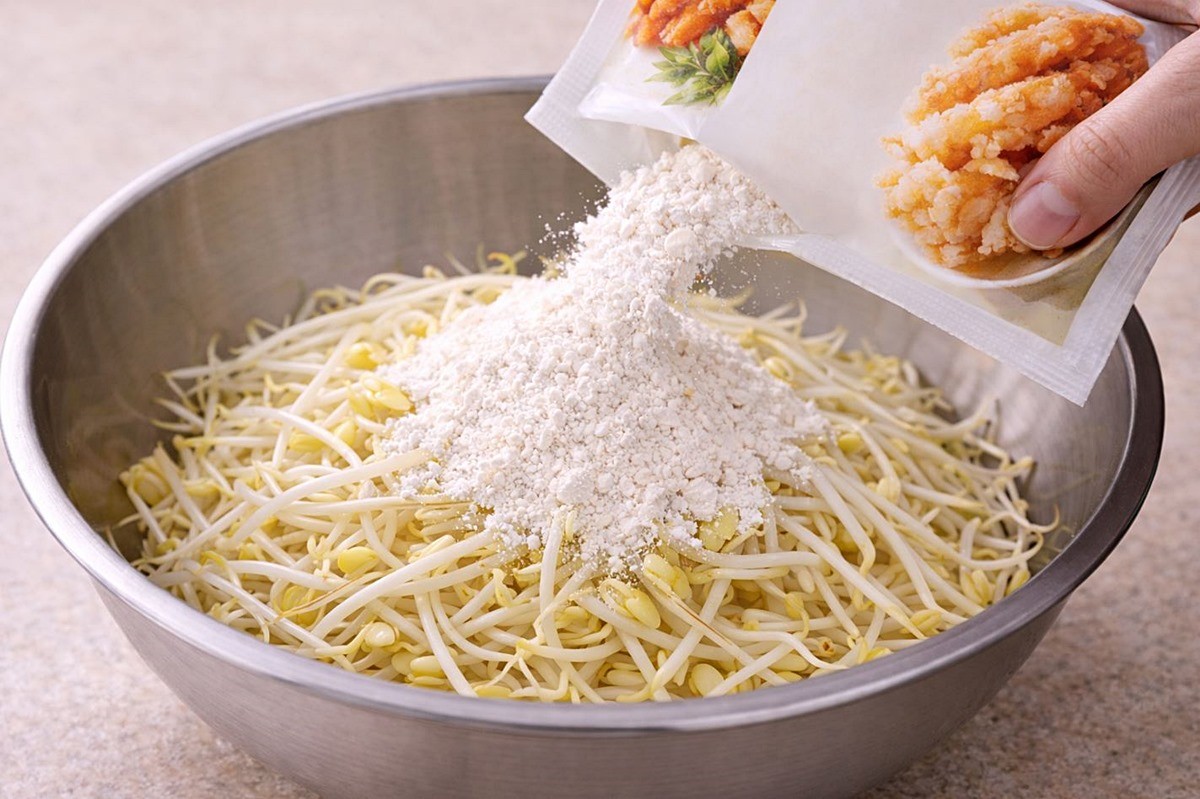 콩나물에 튀김가루를 넣는 모습. 기사 이해를 돕기 위해 AI를 활용해 제작한 자료 사진입니다. 실제 모습과 다소 차이가 있을 수 있습니다.