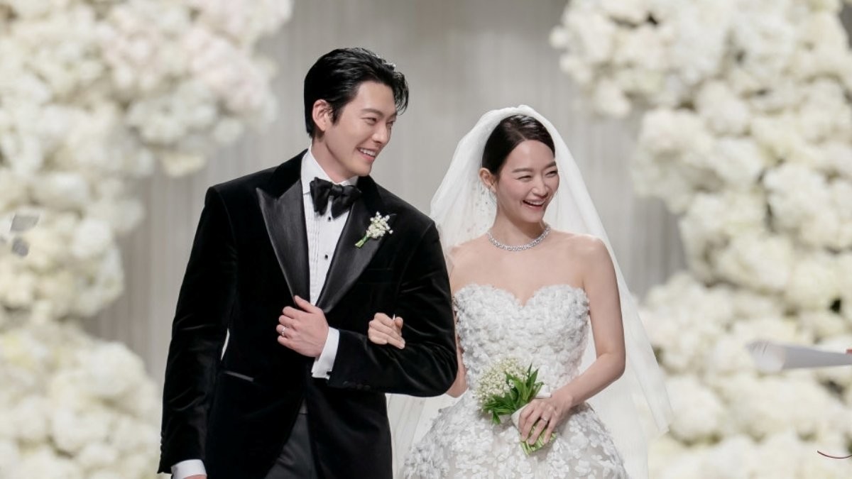 공개된 배우 김우빈(왼)과 신민아(오) 결혼식 모습. / 에이엠엔터테인먼트 제공