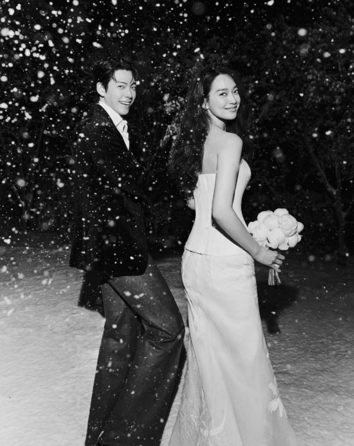 배우 김우빈(왼)과 신민아(오)의 웨딩 사진. / 에이엠엔터테인먼트 공식 인스타그램