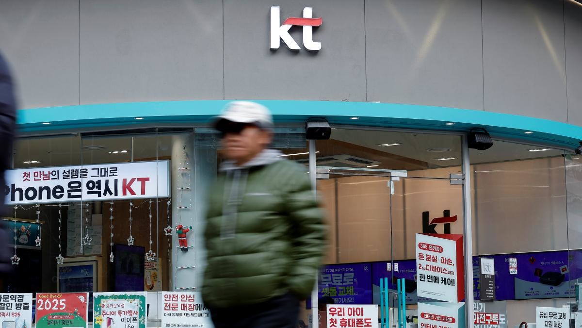 서울의 한 KT 대리점 앞으로 시민이 지나고 있다.  / 뉴스1