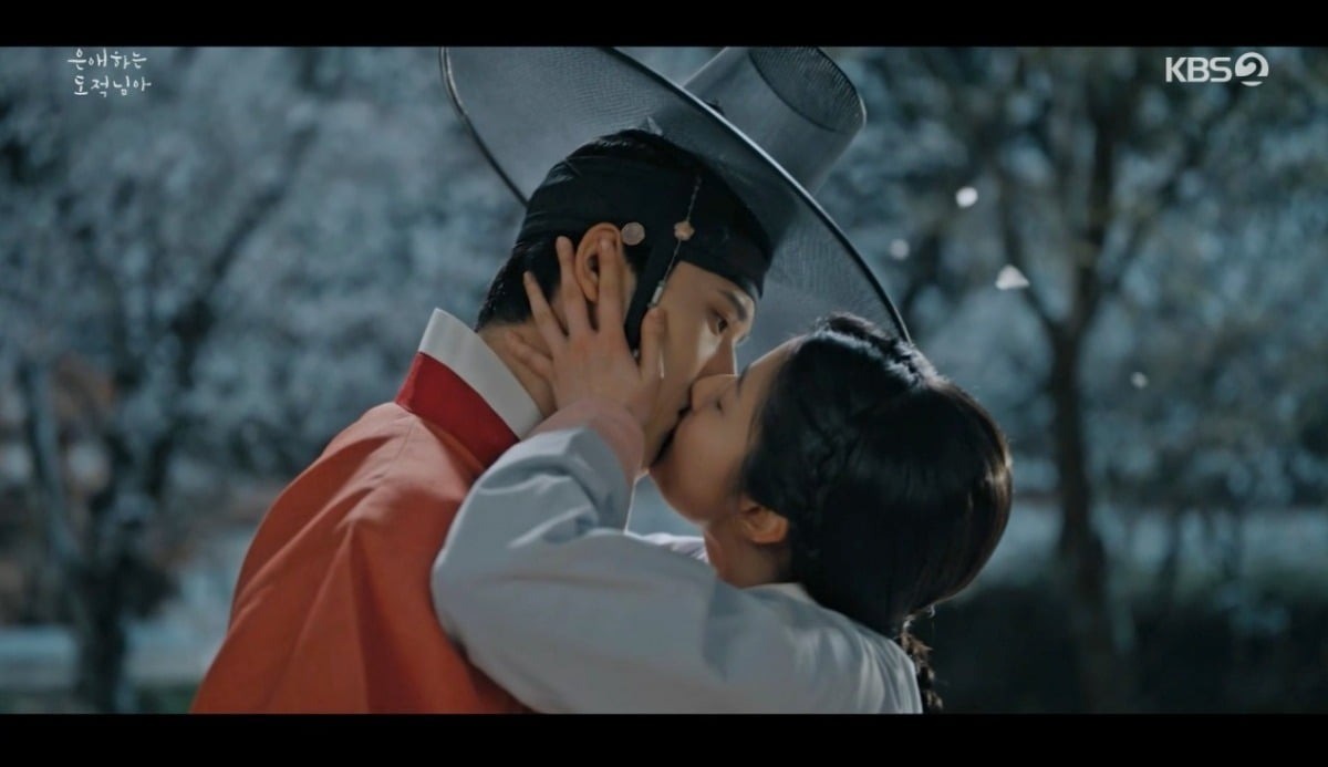 '은애하는 도적님아' 1회 입맞춤 장면 / KBS