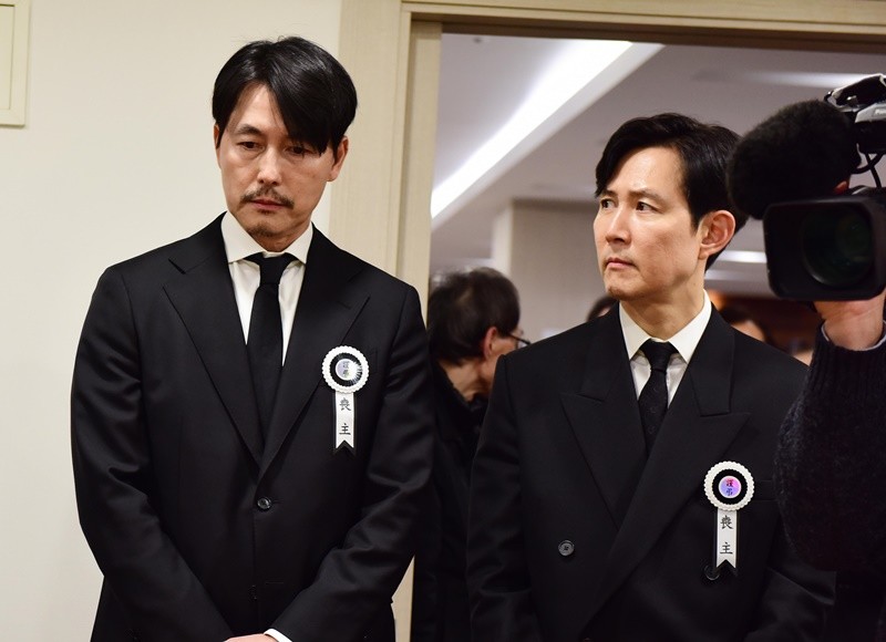 조문객을 맞이하고 있는 배우 정우성, 이정재 / 뉴스1