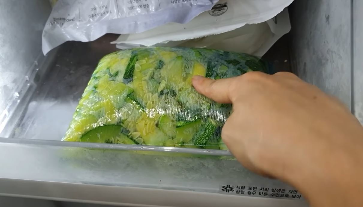 지퍼백에 밀봉해 냉동실에 담은 애호박 / 유튜브 '주부나라'