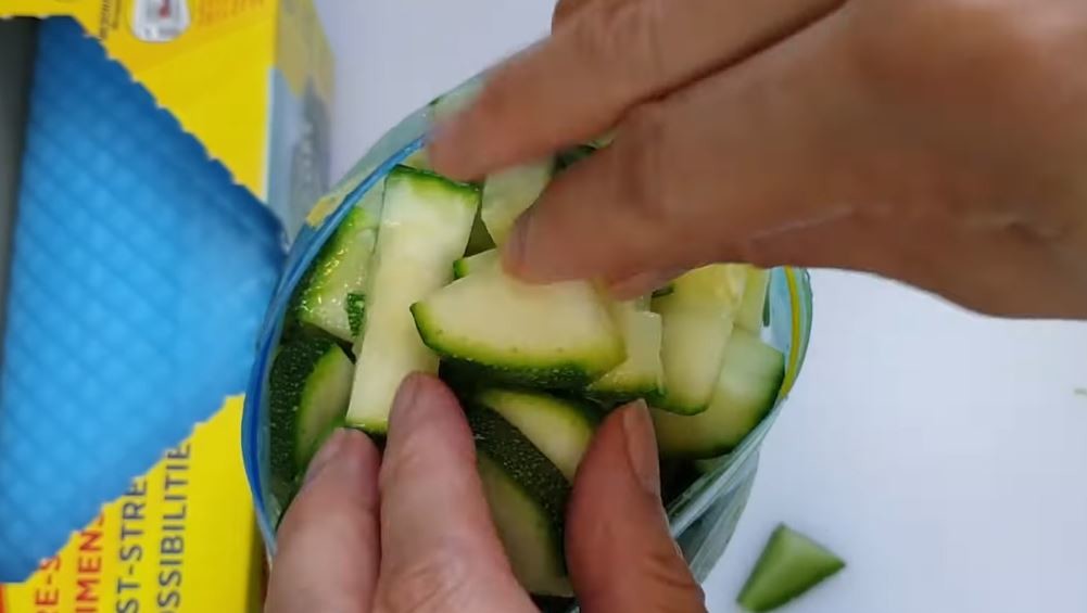 지퍼백에 넣어서 보관하면 신선도 유지가 쉬운 애호박 / 유튜브 '주부나라'