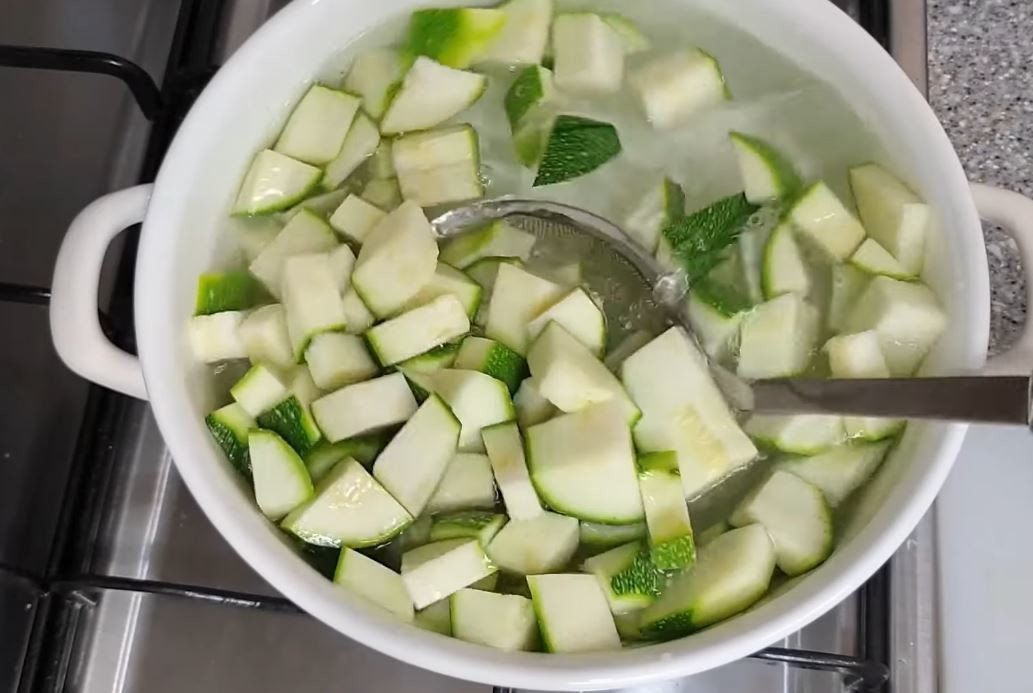 애호박은 보관 전 열처리가 신선도를 결정하는 핵심이다. / 유튜브 '주부나라'